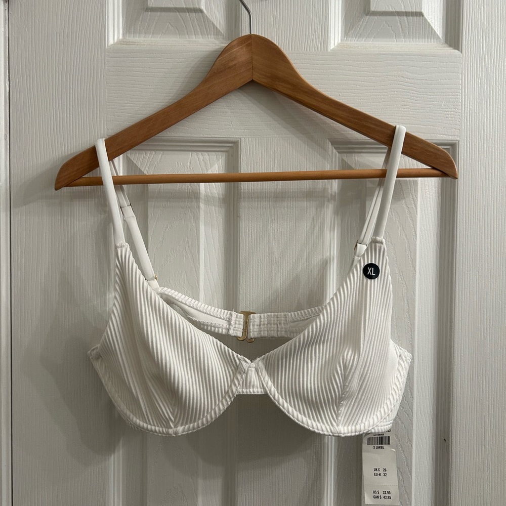 Brand new Hollister bikini top with under wire
